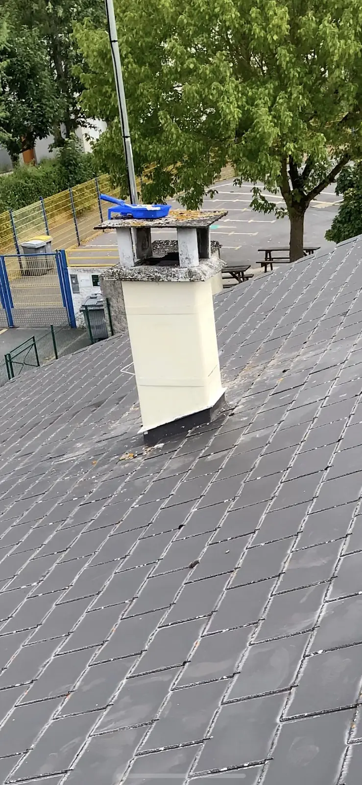 Souche de cheminée refaite sur toit en ardoises