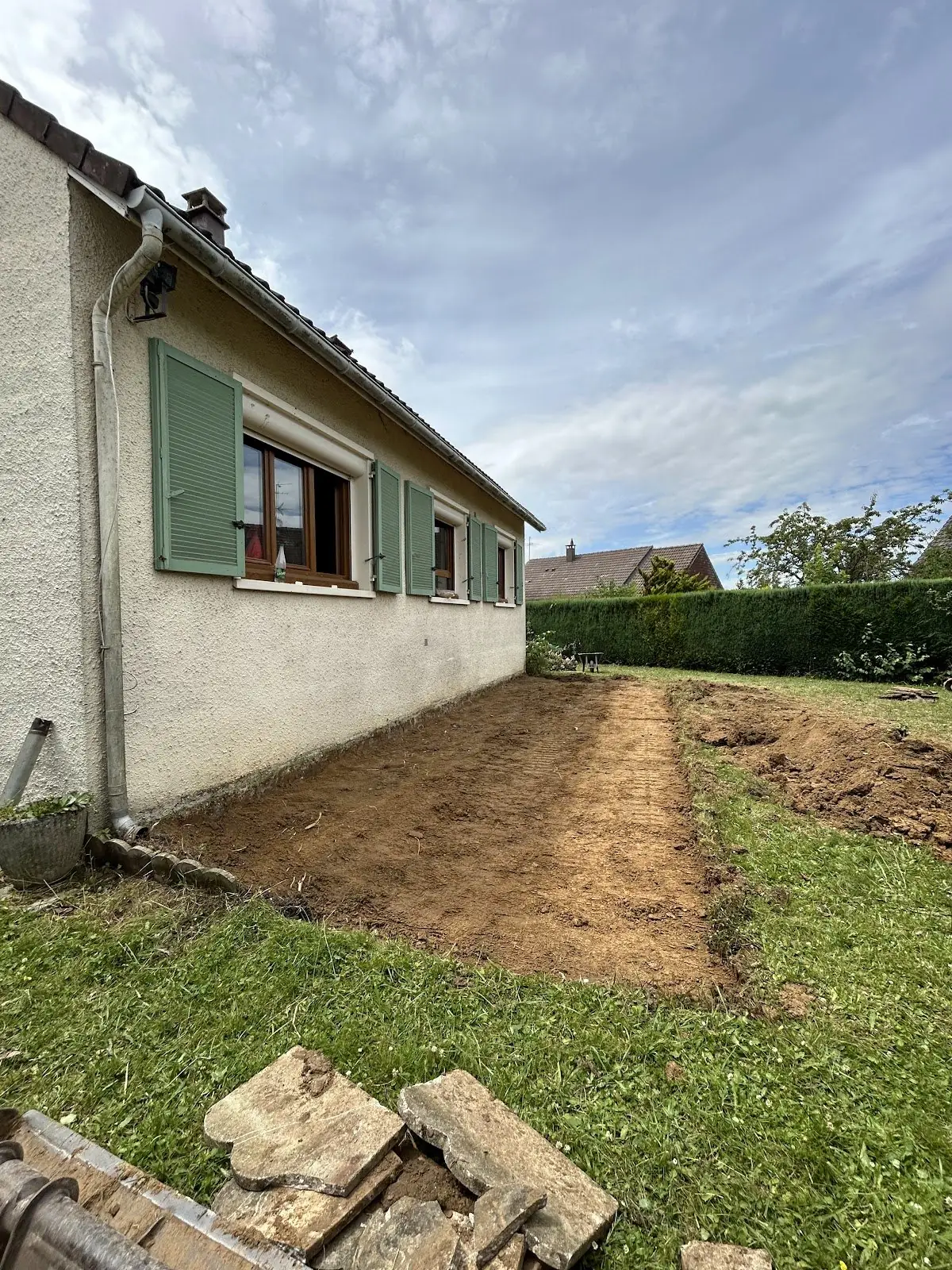 Terrassement le long d'une maison